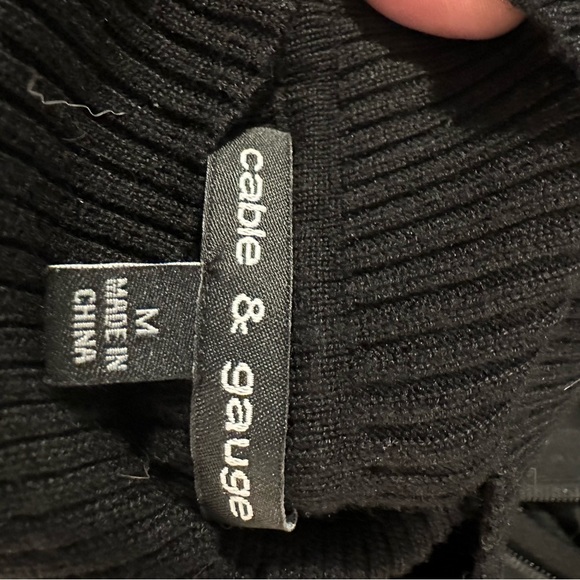 Black cold shoulder sweater - Picture 3 of 3